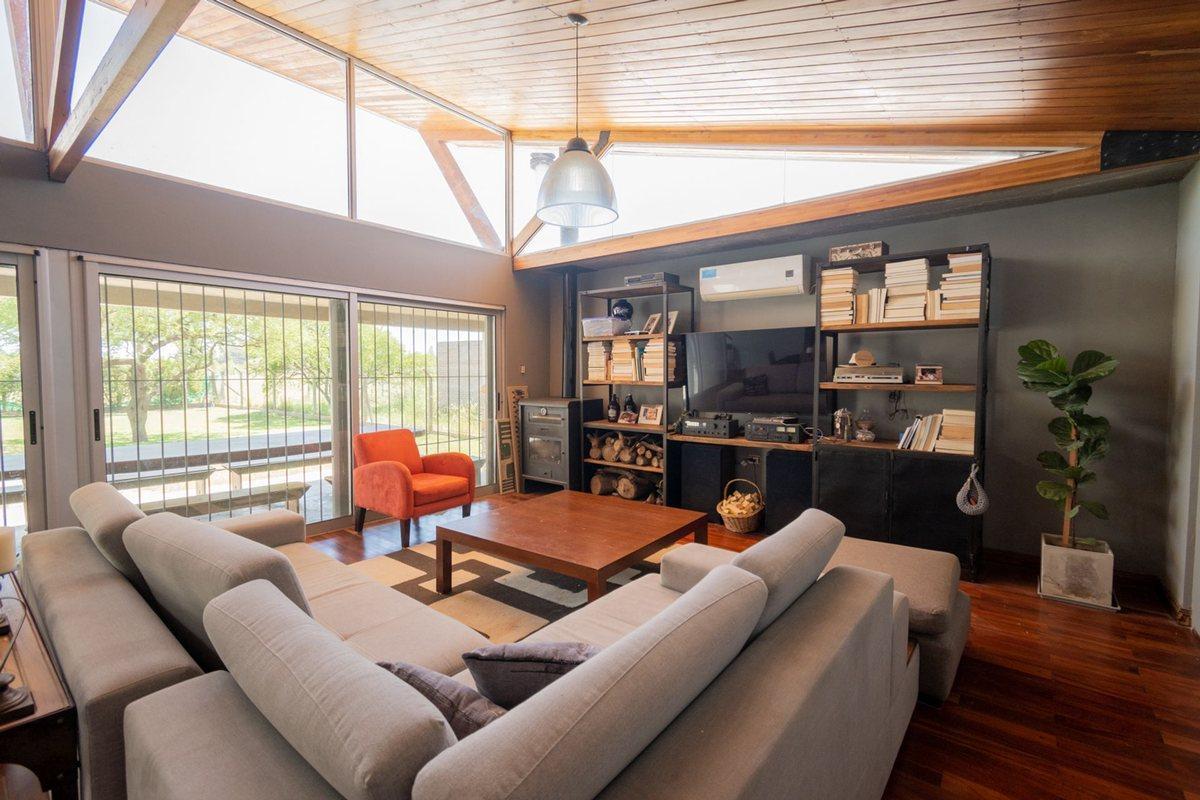 Foto de MODERNA CASA, CON 5 DORM, PILETA Y PARRILLA., imagen 1