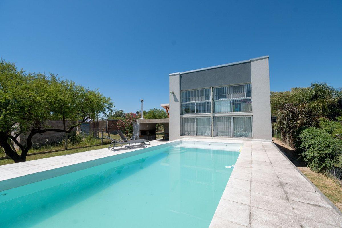 Foto de MODERNA CASA, CON 5 DORM, PILETA Y PARRILLA., imagen 2
