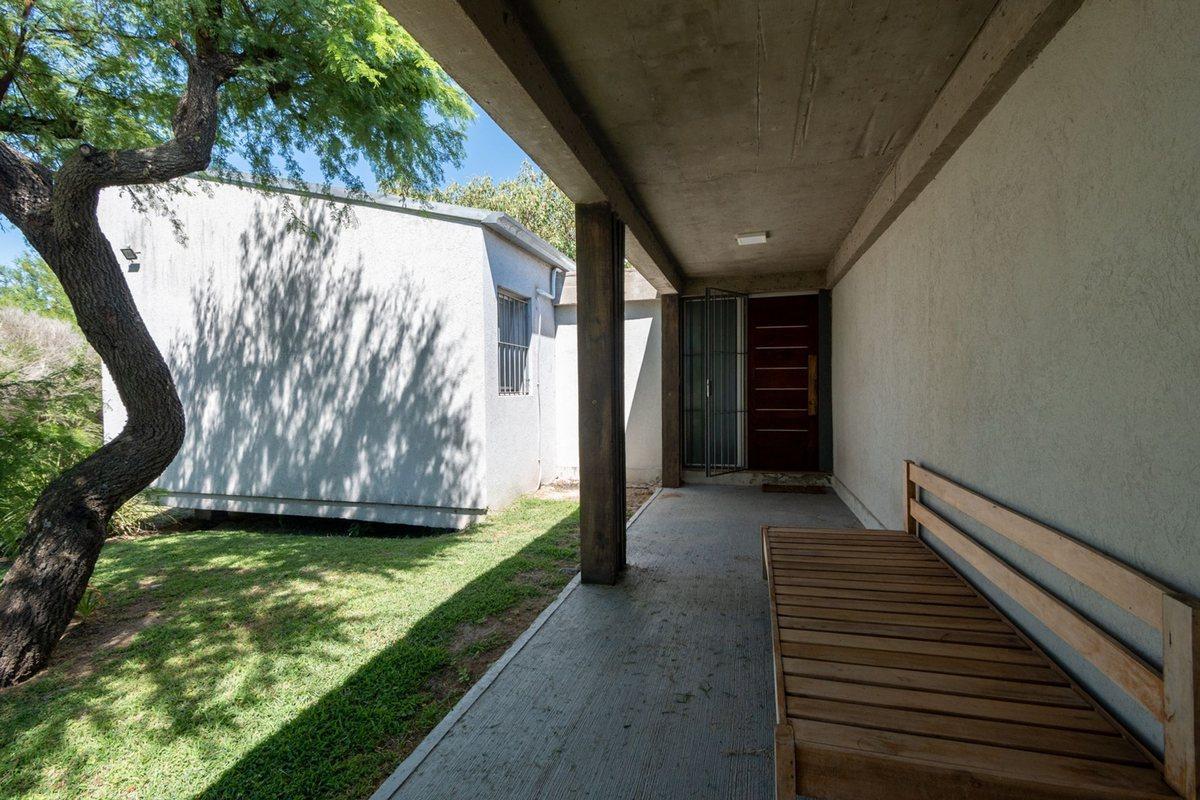 Foto de MODERNA CASA, CON 5 DORM, PILETA Y PARRILLA., imagen 5