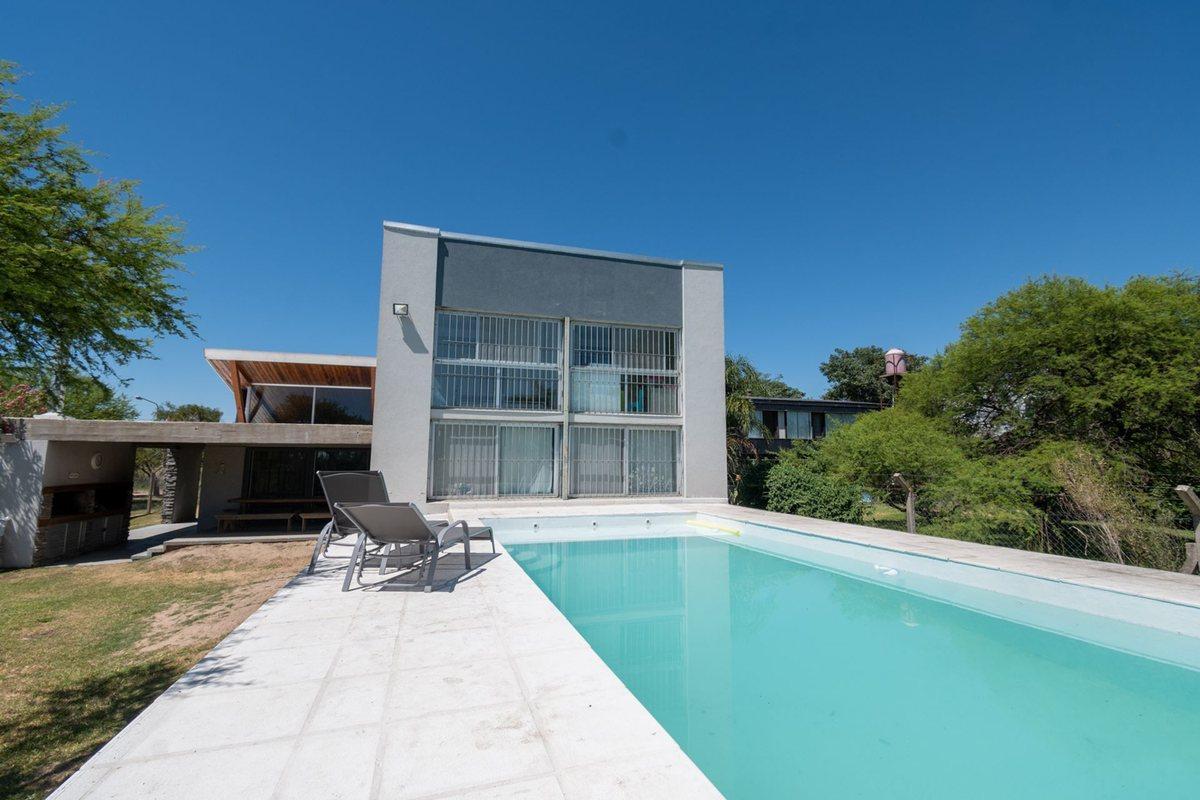 Foto de MODERNA CASA, CON 5 DORM, PILETA Y PARRILLA., imagen 4