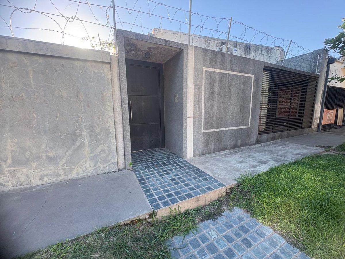 Foto de CASA CON PATIO VERDE Y PISCINA,A MTRS AV GALICIA, imagen 1