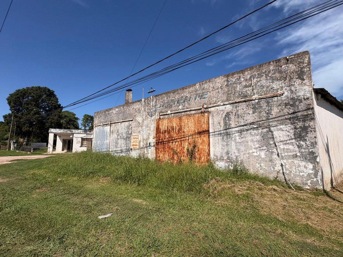 Foto de VENTA DE 3 GALPONES CON CASA SOBRE RUTA 11, imagen 2