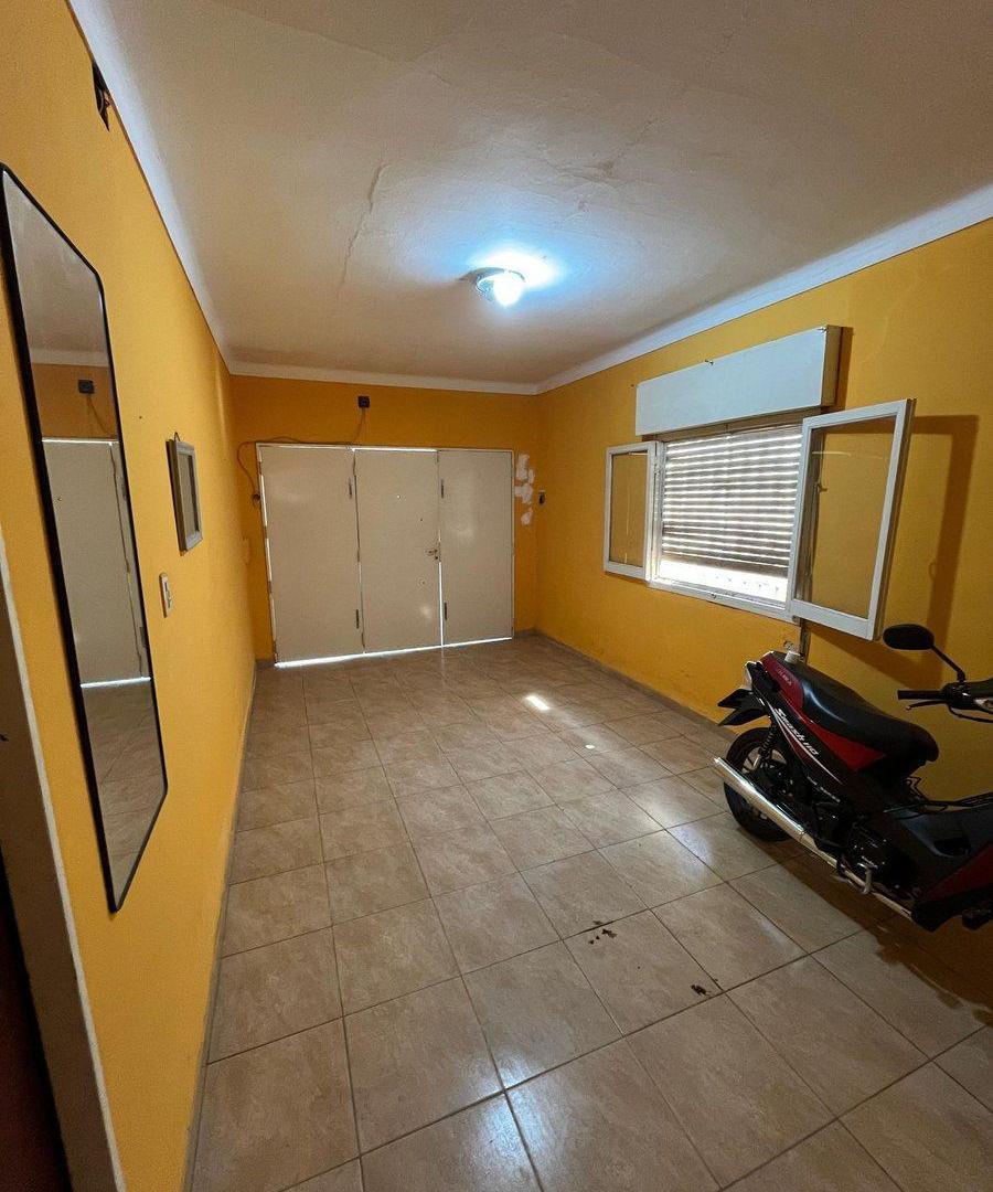 Foto de Venta casa 2 Dorm. Cochera y patio a mts de Av., imagen 2