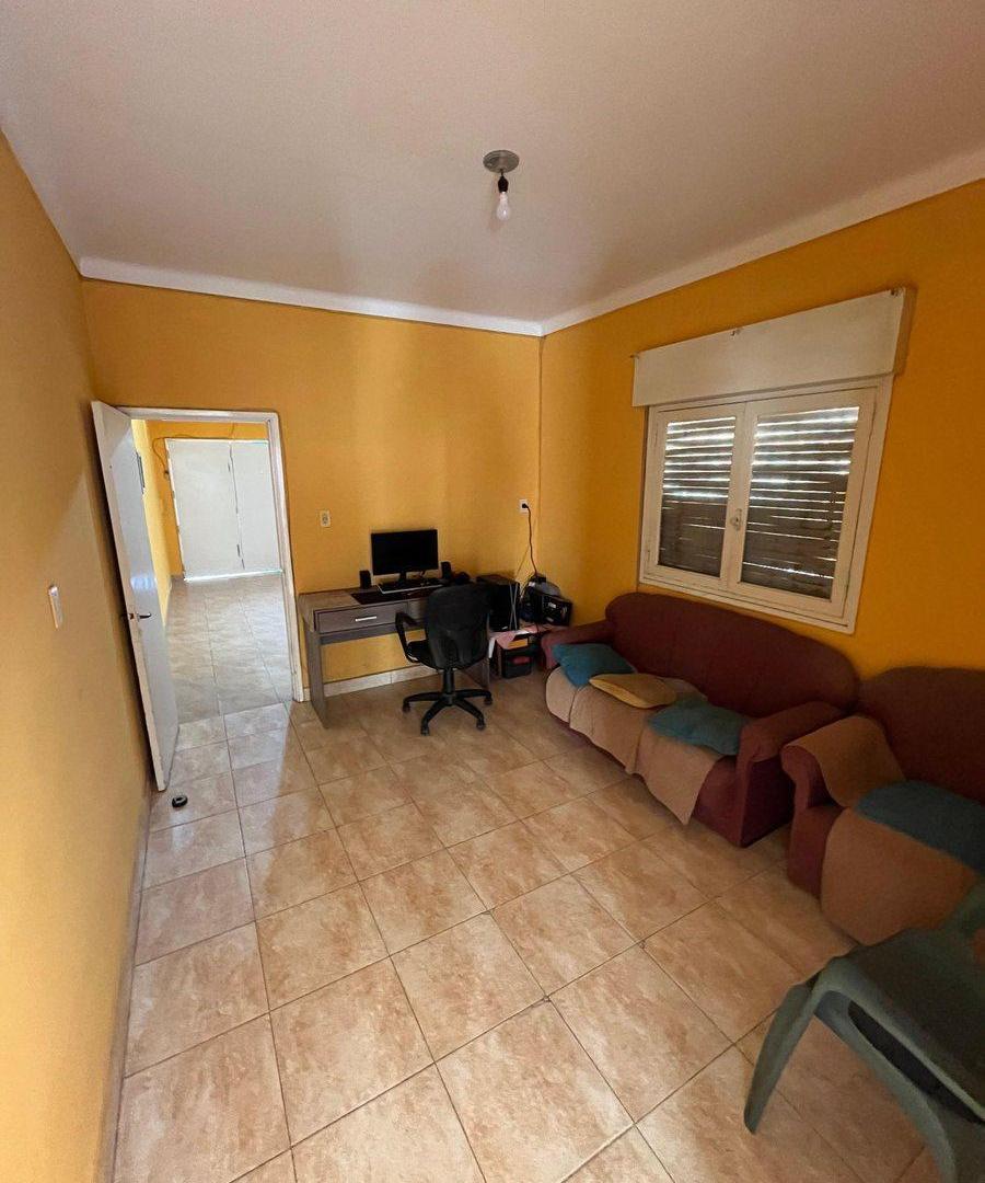 Foto de Venta casa 2 Dorm. Cochera y patio a mts de Av., imagen 1