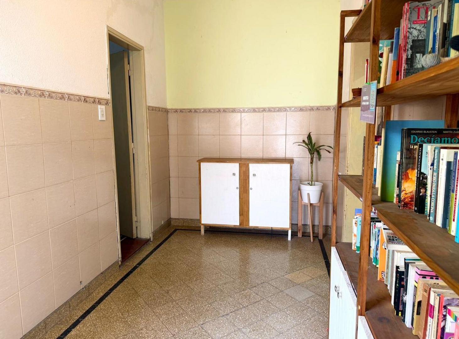 Foto de Gran casa de dos dormitorios cochera y patio, imagen 3