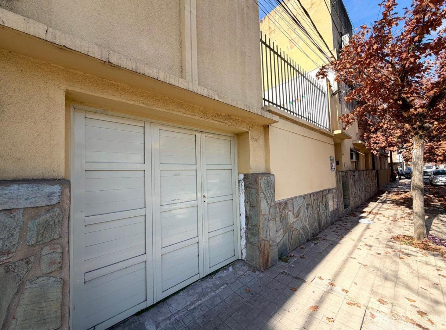 Foto de Gran casa de dos dormitorios cochera y patio, imagen 2