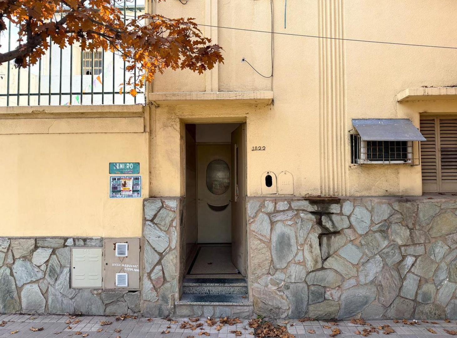 Foto de Gran casa de dos dormitorios cochera y patio, imagen 1