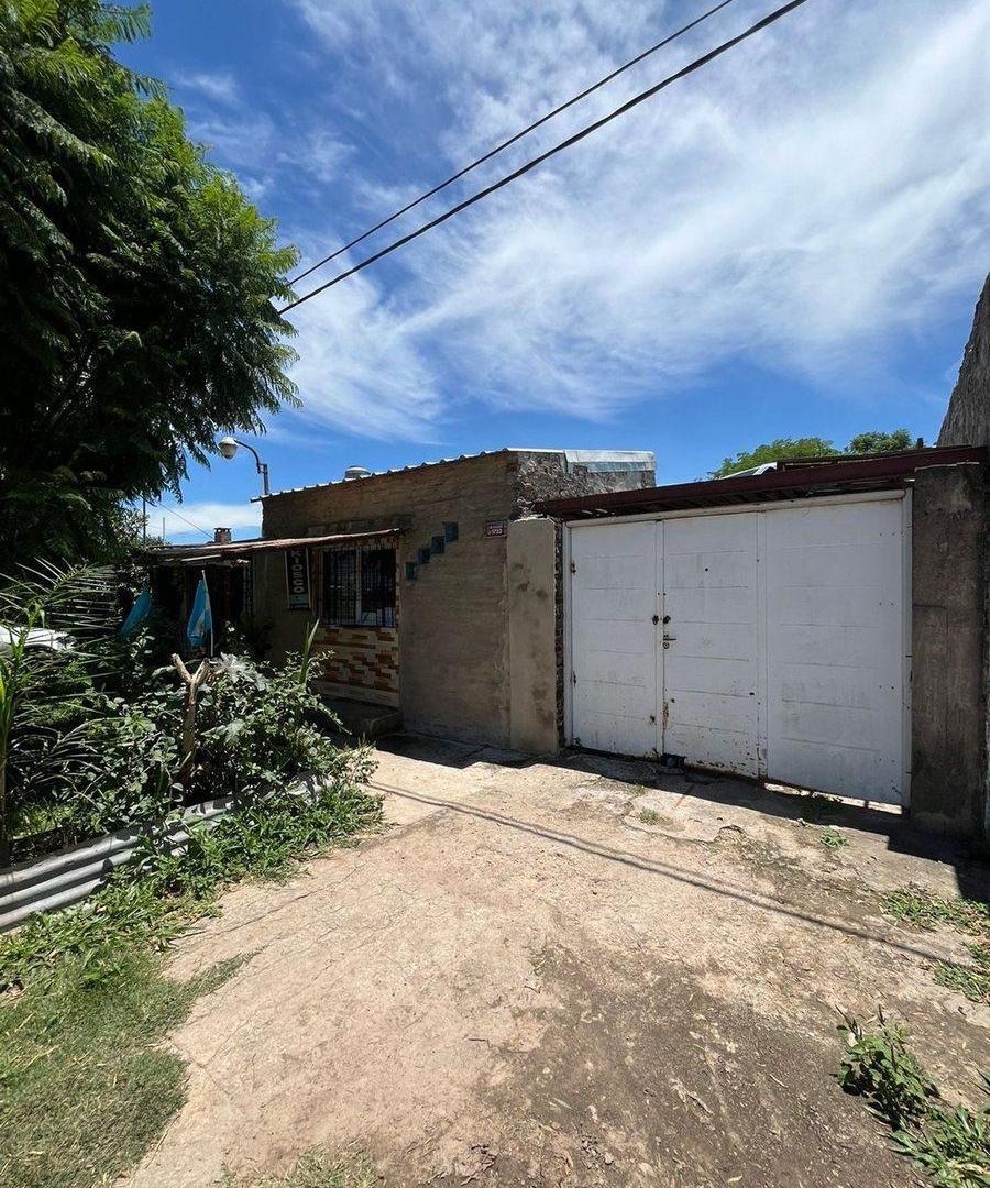 Foto de Se vende casa a remodelar con amplio terreno, imagen 2