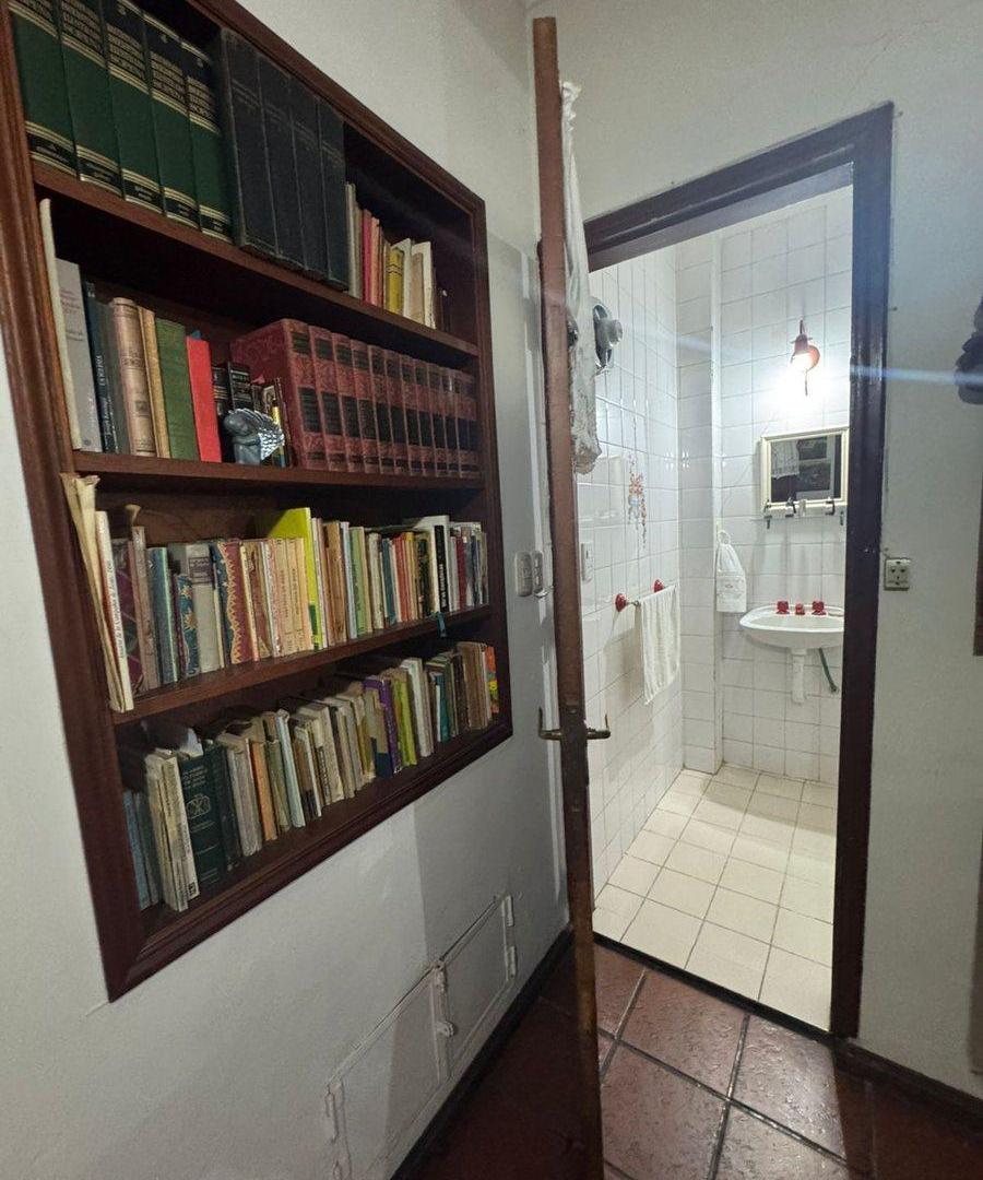 Foto de Casa de 8 ambientes, c/cochera, quincho y terraza, imagen 2