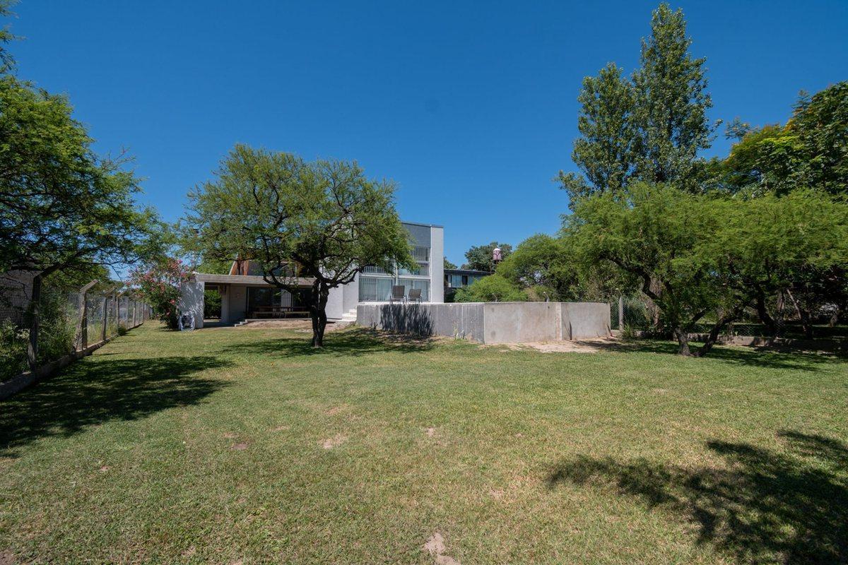 Foto de MODERNA CASA, CON 5 DORM, PILETA Y PARRILLA., imagen 2