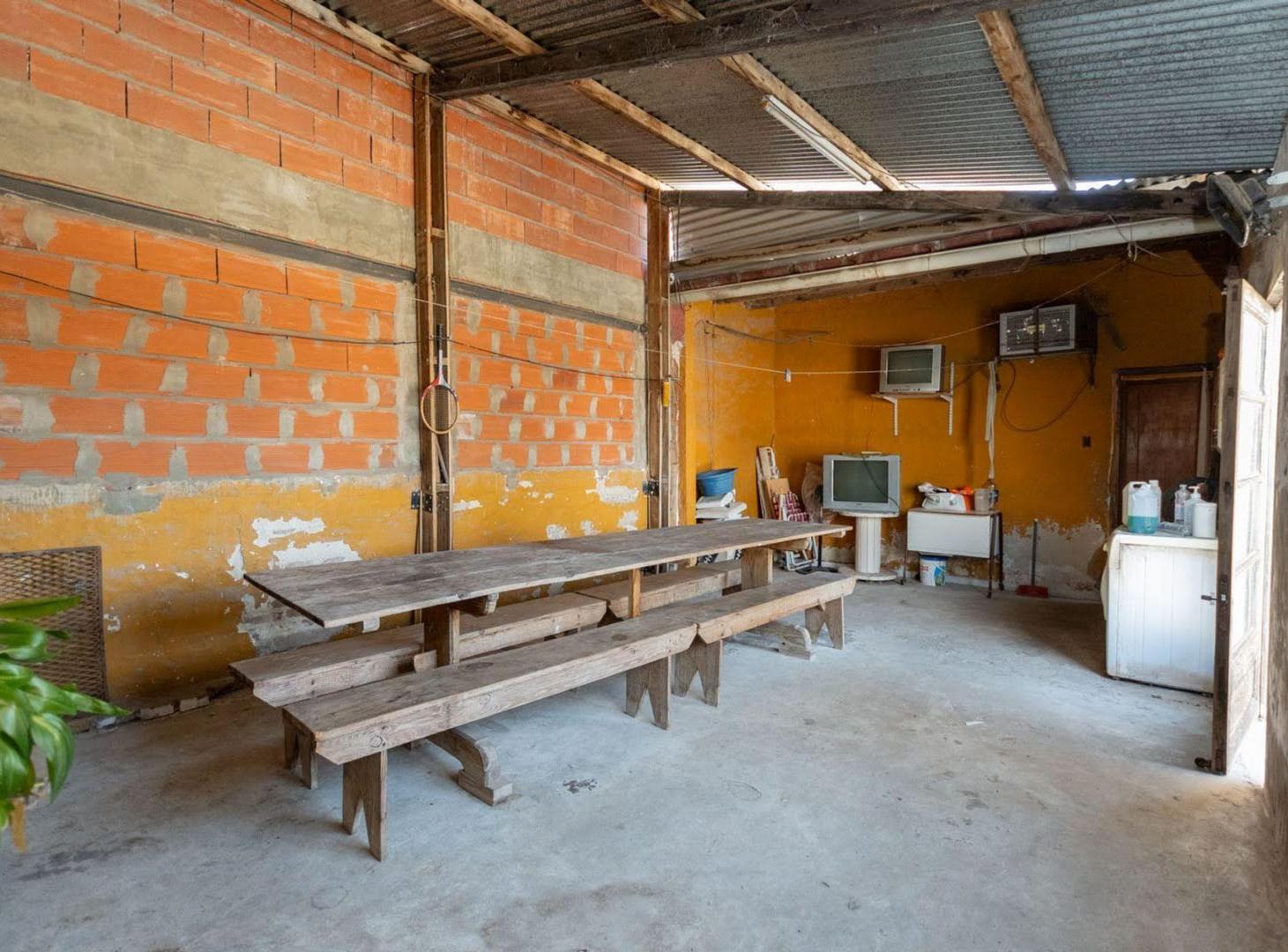 Foto de Galpón en PB + Dpto de 2D, quincho y terraza en PA, imagen 4