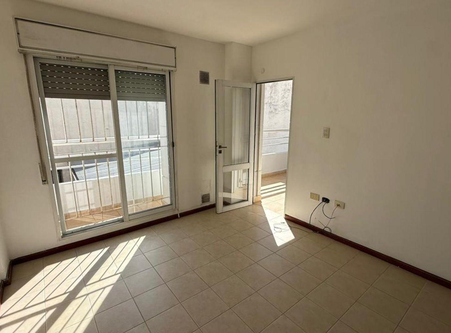 Foto de Dpto de 2 dormitorios, balcón y patio en alquiler, imagen 3