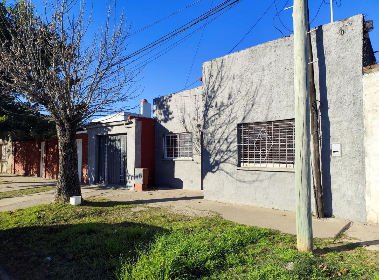Foto de Casa 2 dor., cochera y patio, zona Facundo Zuviria, imagen 1