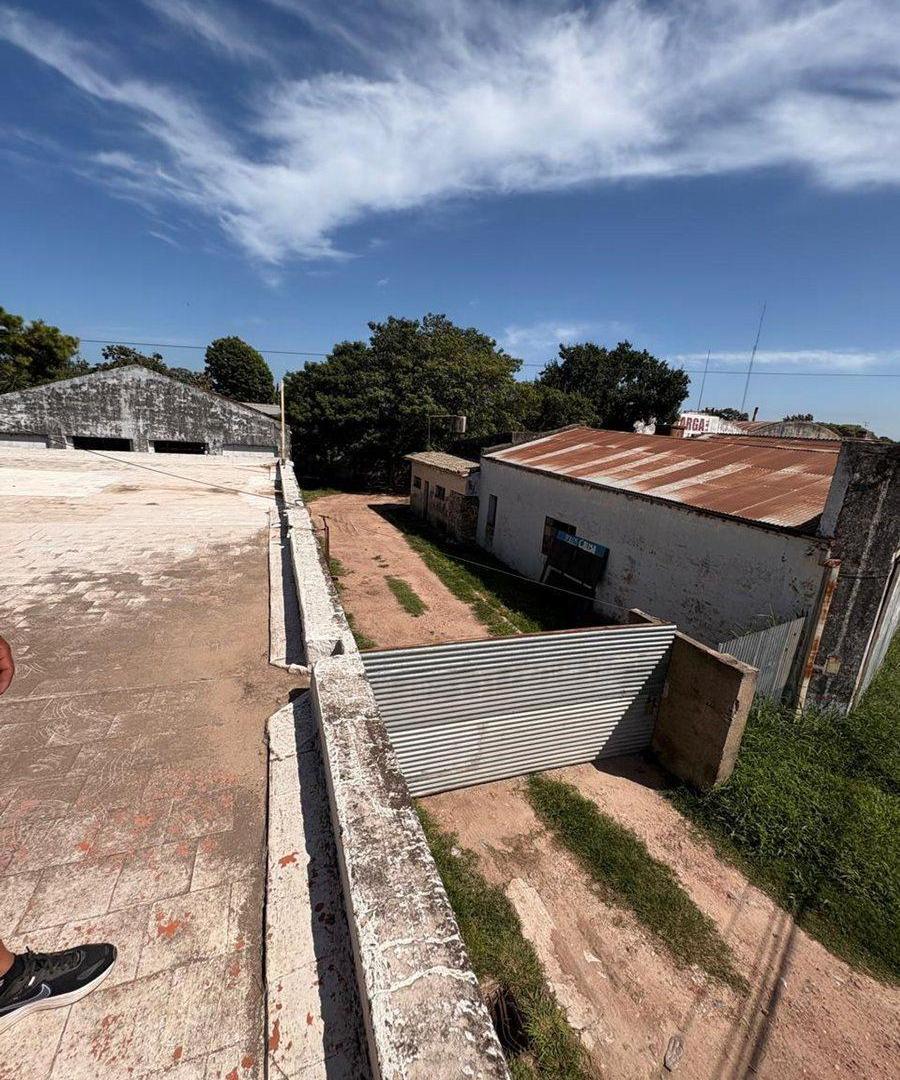Foto de VENTA DE 3 GALPONES CON CASA SOBRE RUTA 11, imagen 2