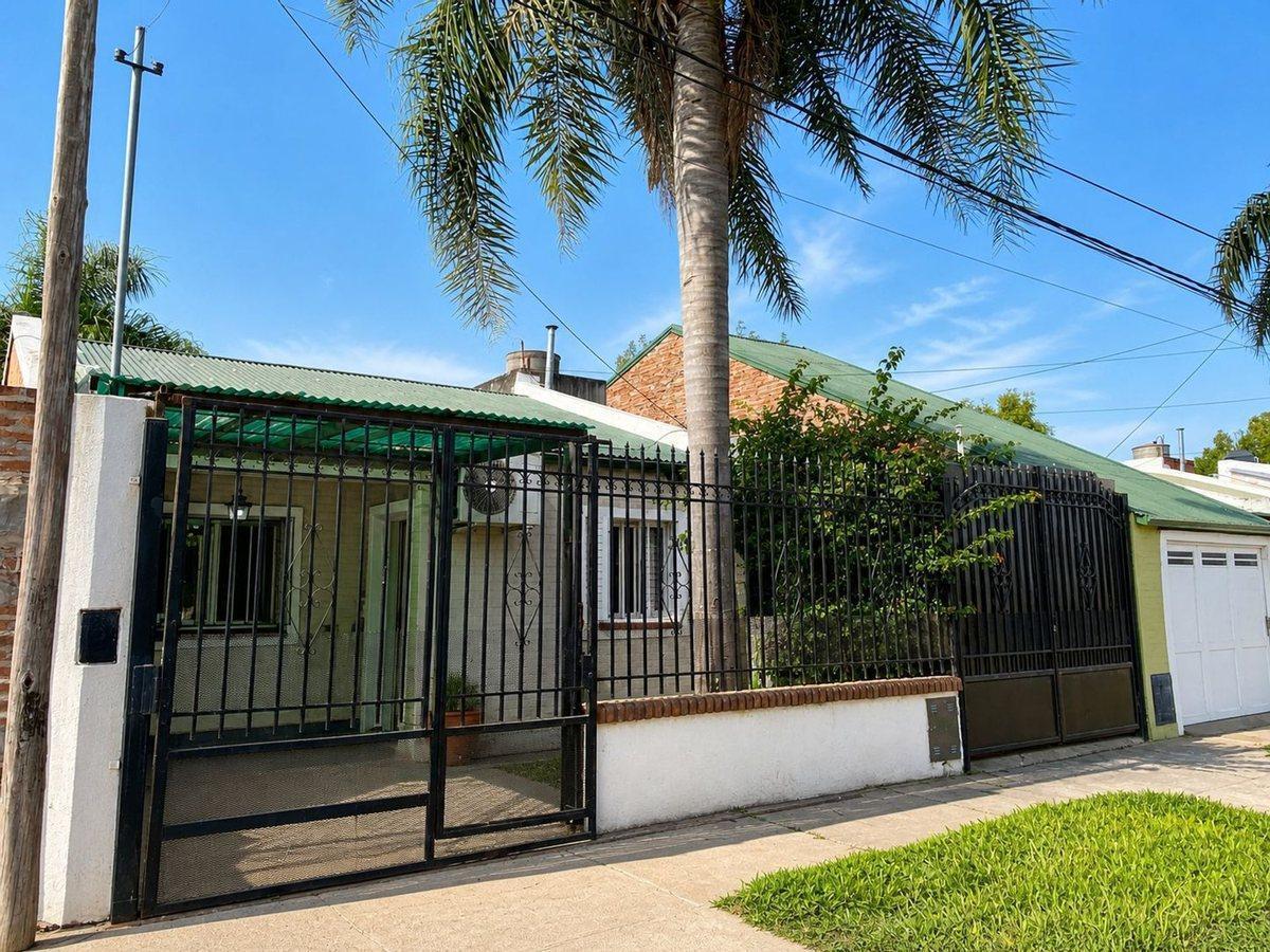 Foto de VENTA DE IMPECABLE CASA CON ENORME PATIO, imagen 2