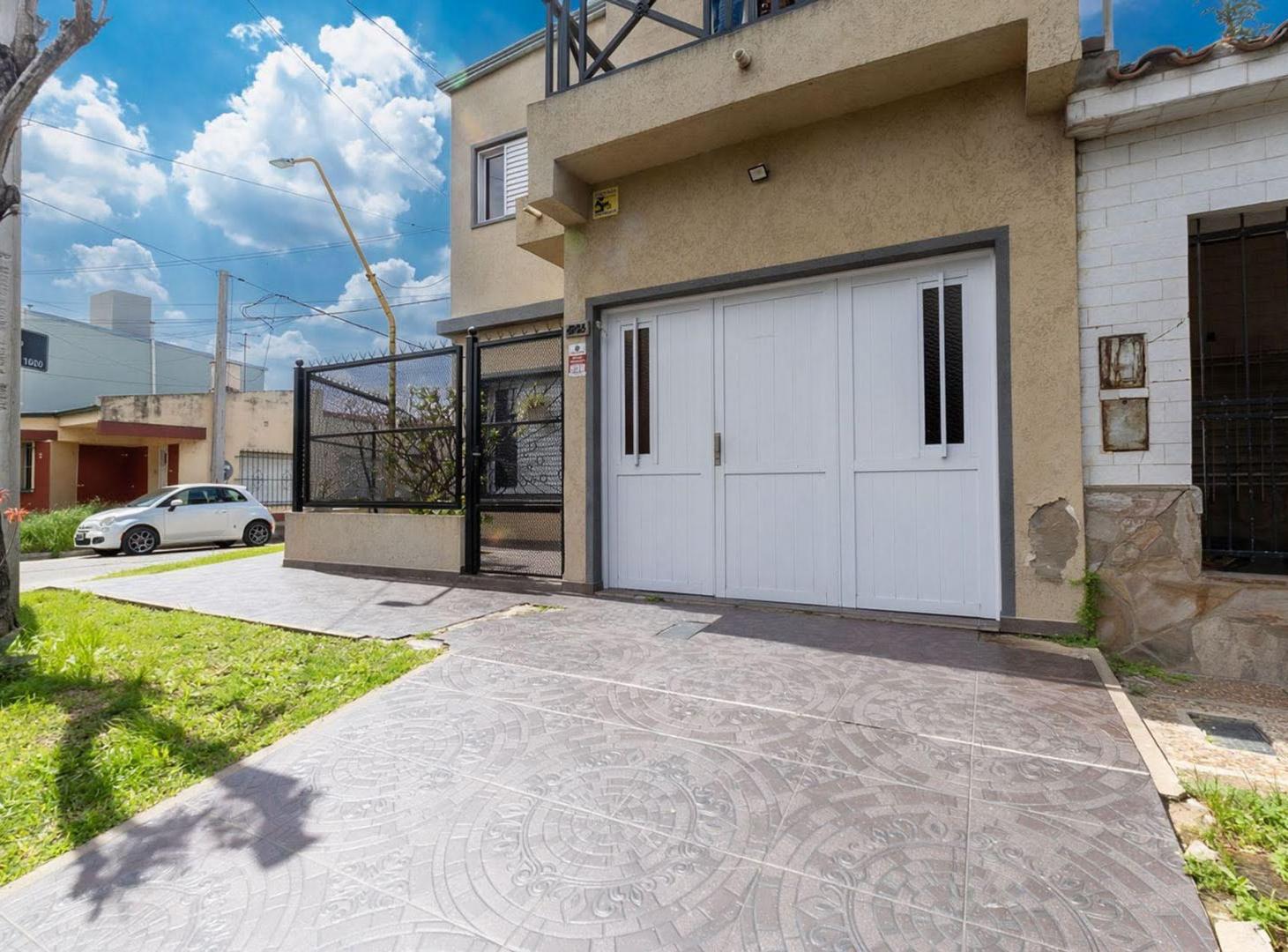 Foto de CASA 4 DORMITORIOS A UNA CUADRA DE AV GALICIA, imagen 2
