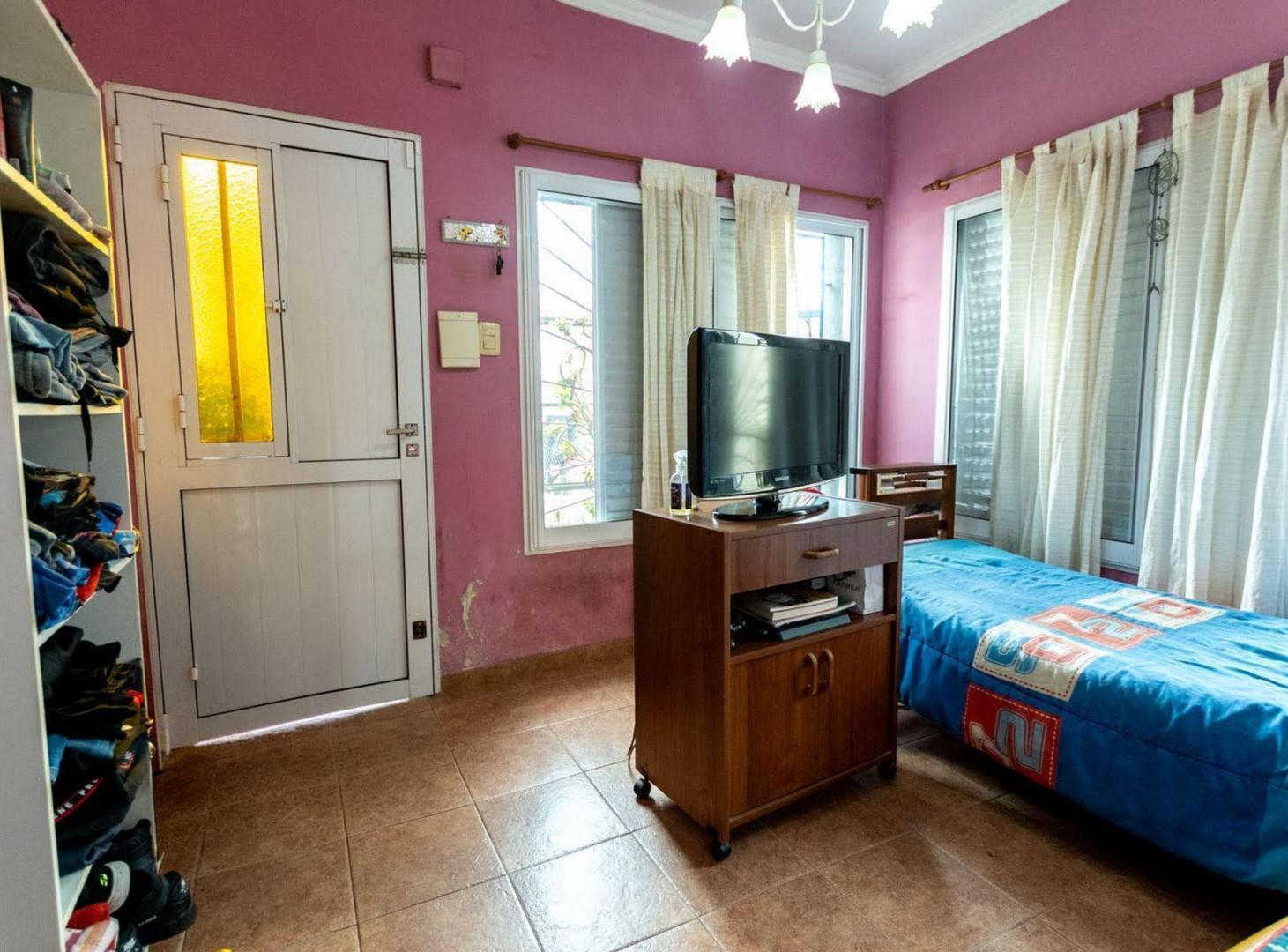 Foto de CASA 4 DORMITORIOS A UNA CUADRA DE AV GALICIA, imagen 1