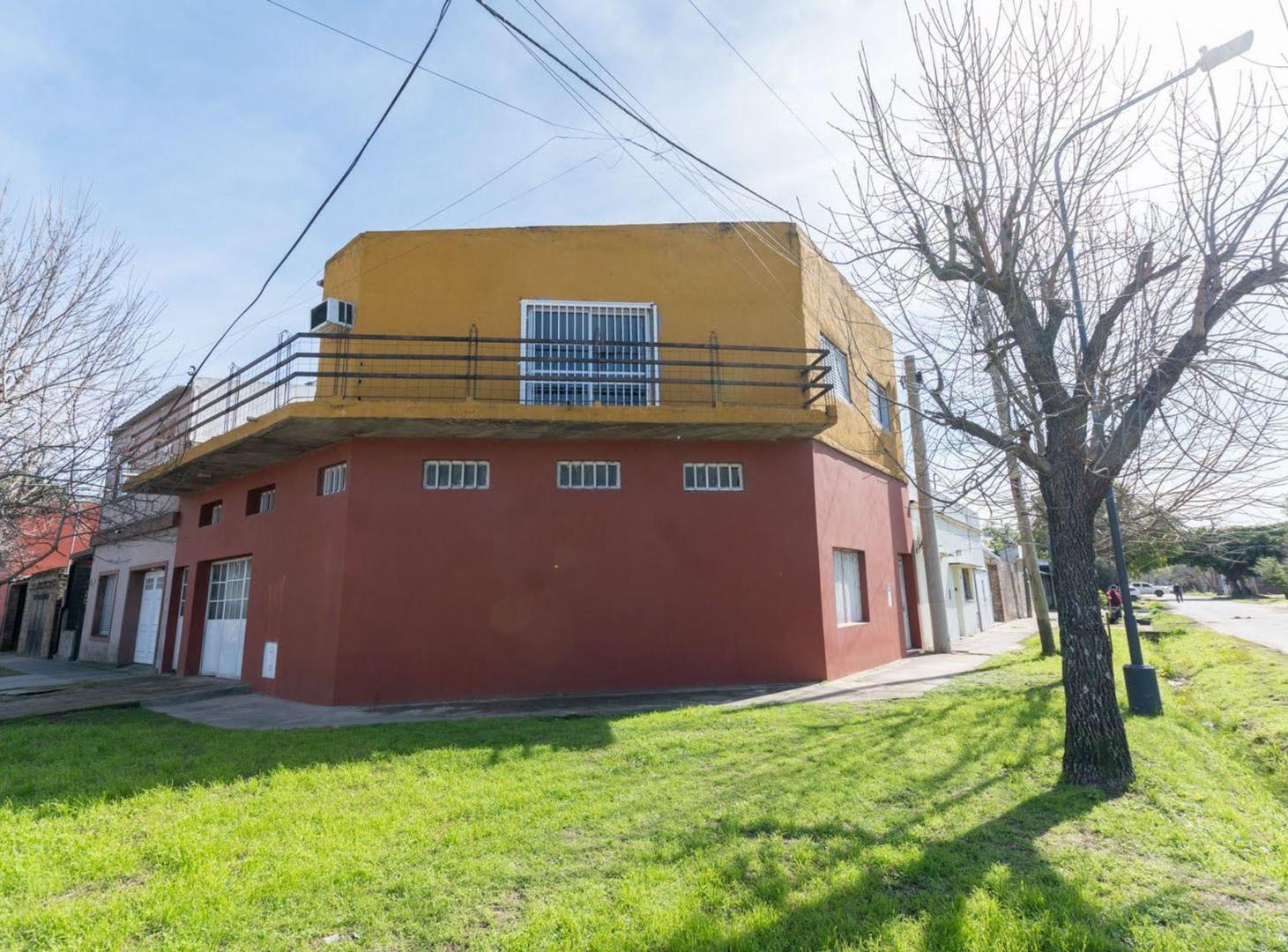 Foto de Galpón en PB + Dpto de 2D, quincho y terraza en PA, imagen 4
