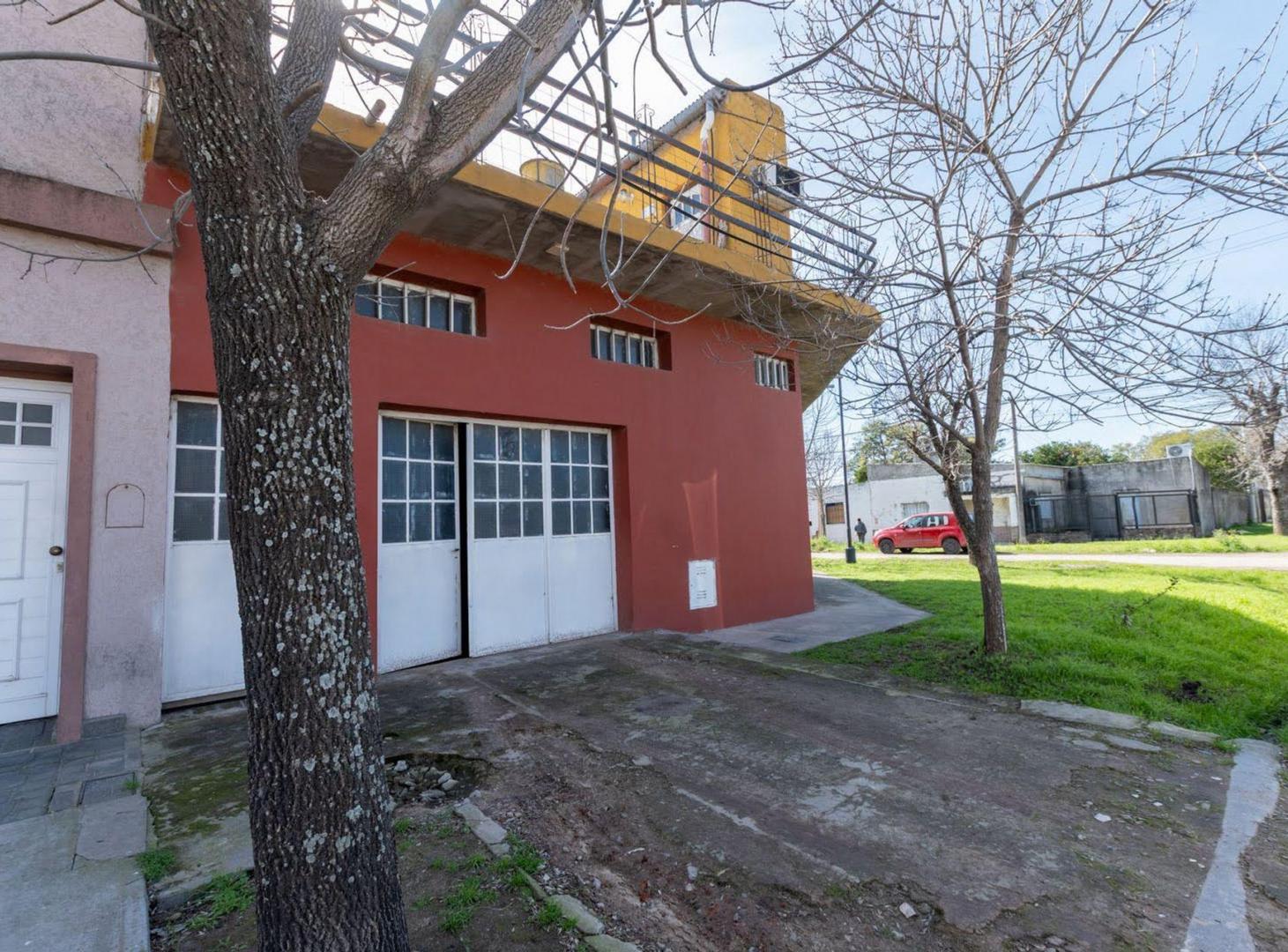 Foto de Galpón en PB + Dpto de 2D, quincho y terraza en PA, imagen 1