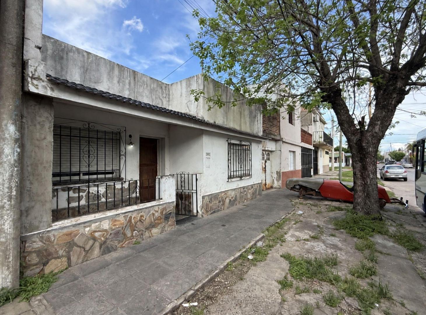 Foto de CASA DOS DORMIS Y COCHERA BARRIO CENTENARIO, imagen 1