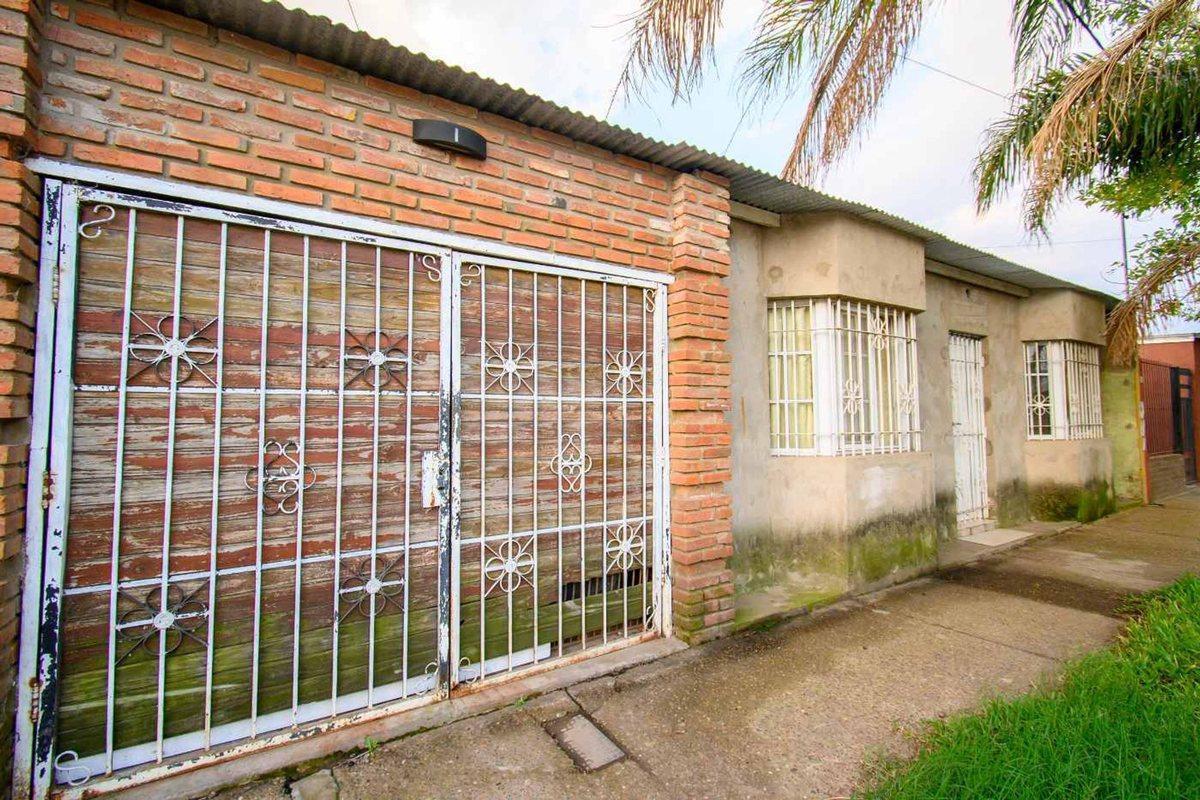 Foto de Venta- Casa 3d, cochera doble y patio -B° Favaloro, imagen 2