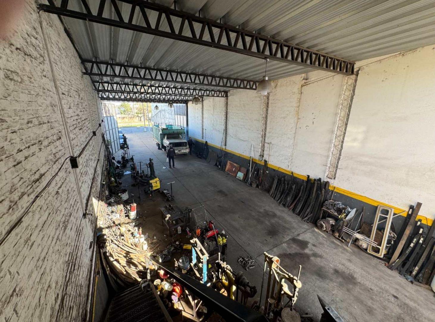 Foto de Gran galpon sobre importante avenida, imagen 4