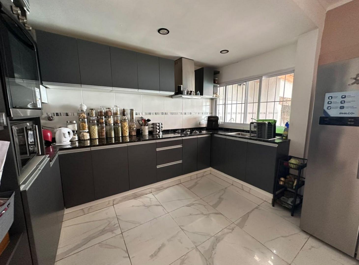 Foto de CASA A LA VENTA DE TRES DORMITORIOS Y PILETA, imagen 4