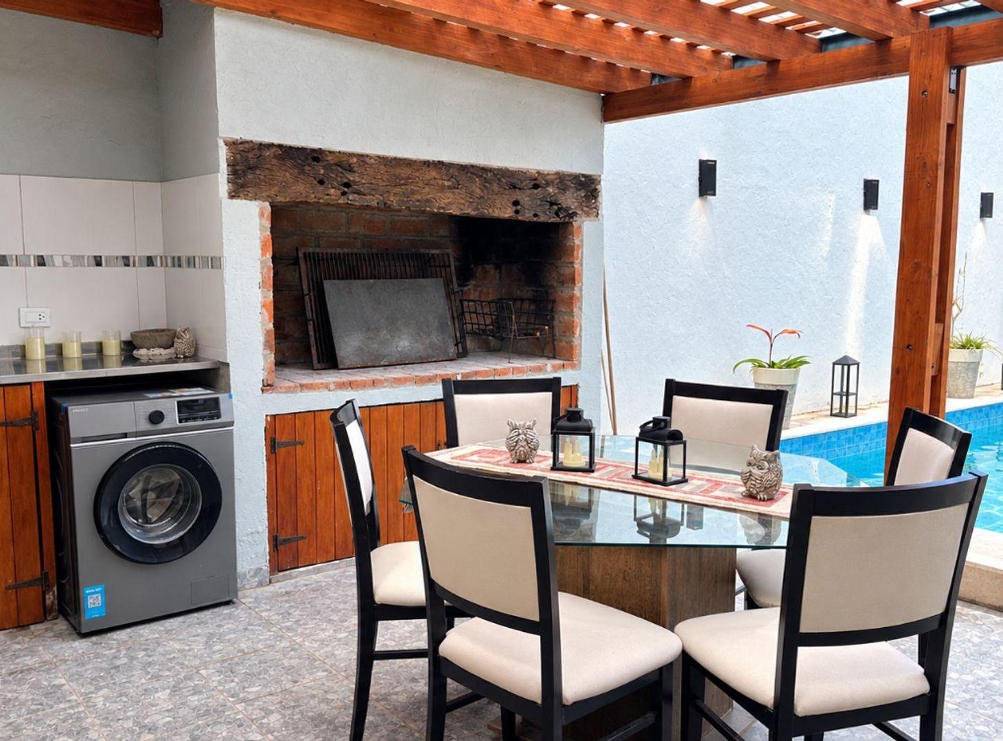 Foto de CASA A LA VENTA DE TRES DORMITORIOS Y PILETA, imagen 3