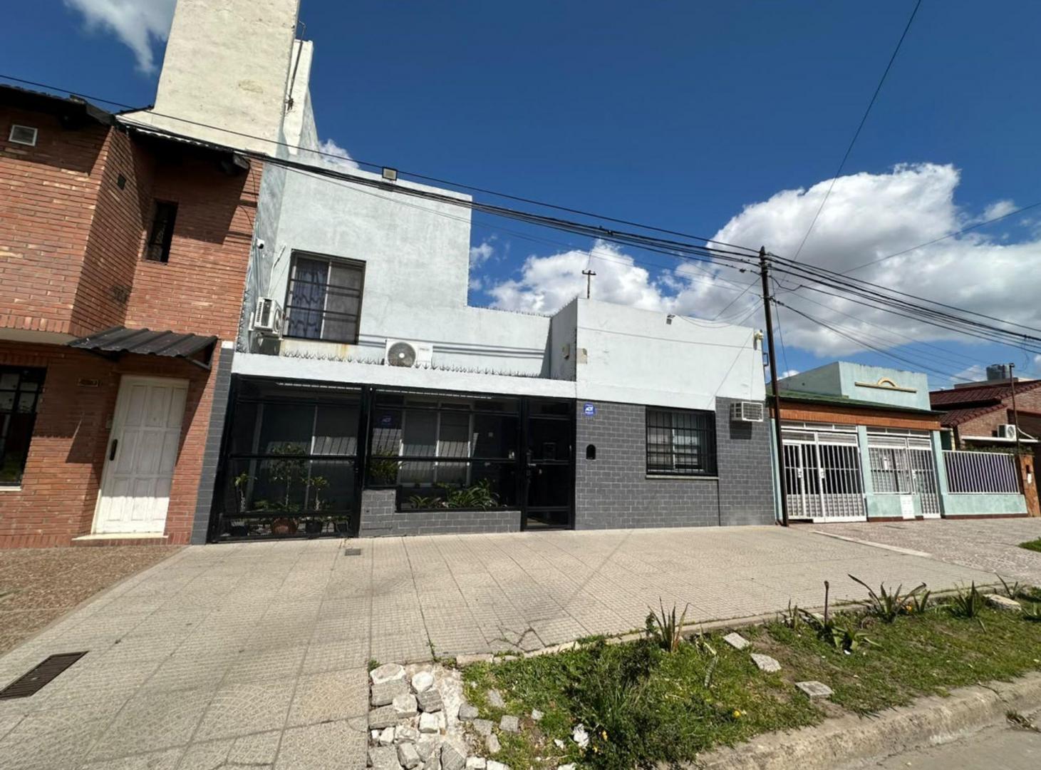 Foto de CASA A LA VENTA DE TRES DORMITORIOS Y PILETA, imagen 2