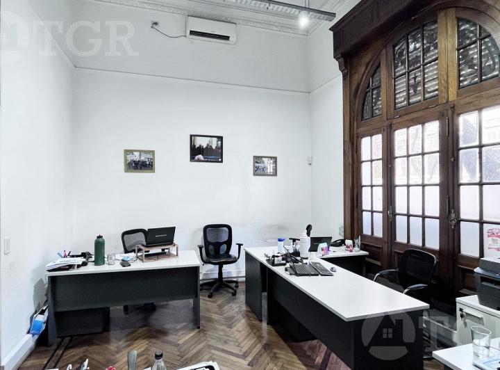 Venta Casa-oficina 6 ambientes con parrilla en Constitución 3