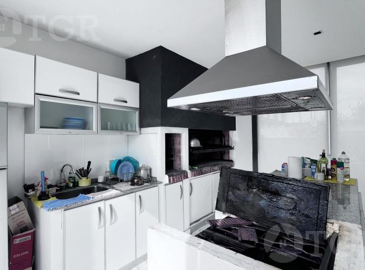 Venta Casa-oficina 6 ambientes con parrilla en Constitución 2