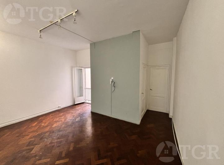 Departamento en venta de 3 ambientes sobre Av Rivadavia 5
