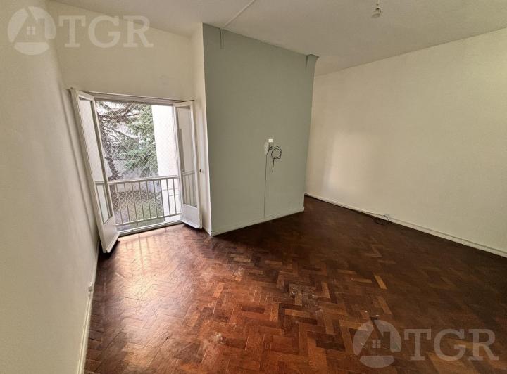 Departamento en venta de 3 ambientes sobre Av Rivadavia 4