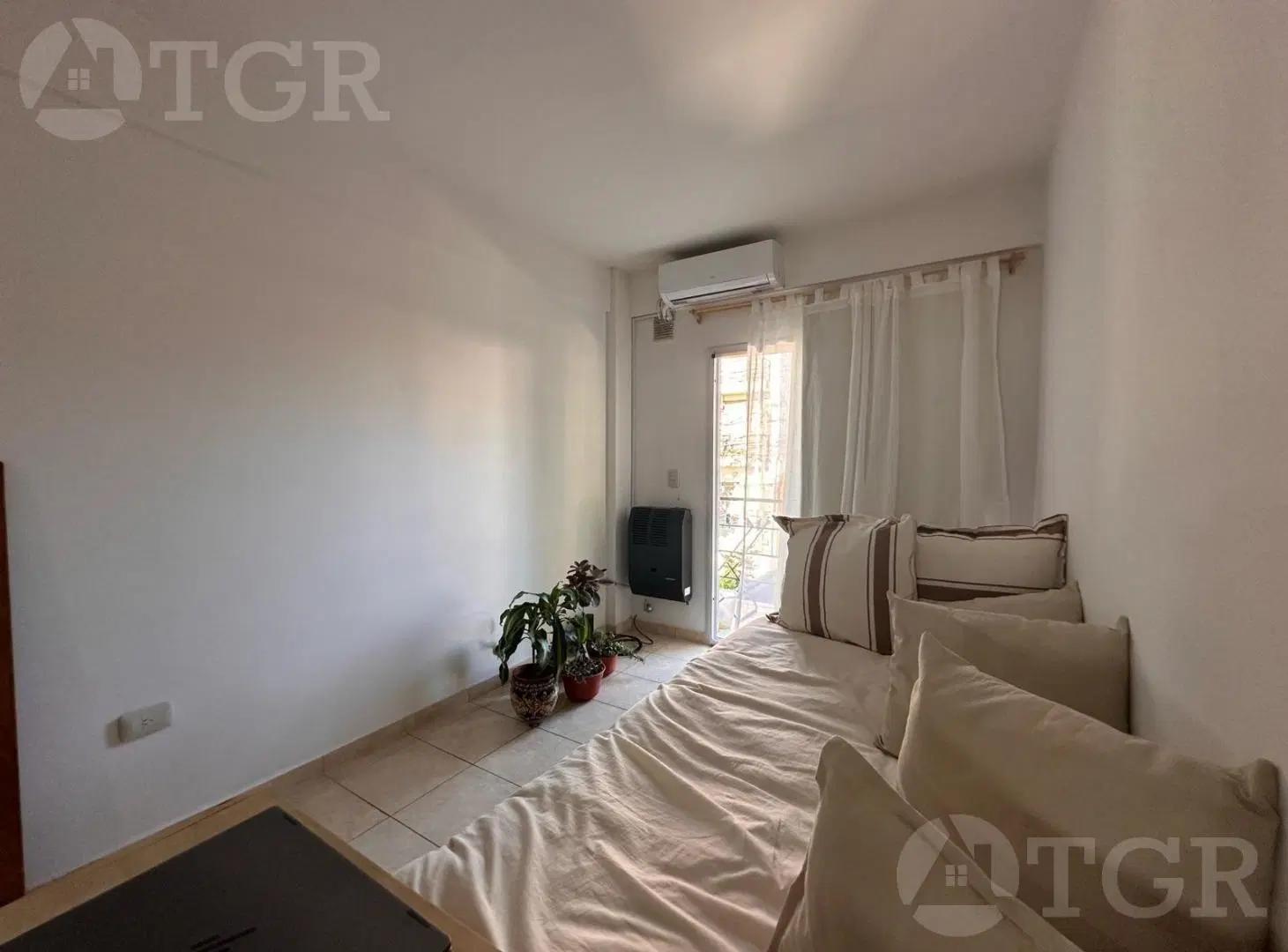 VENTA DEPARTAMENTO MONOAMBIENTE con COCHERA CUBIERTA en CASEROS 4