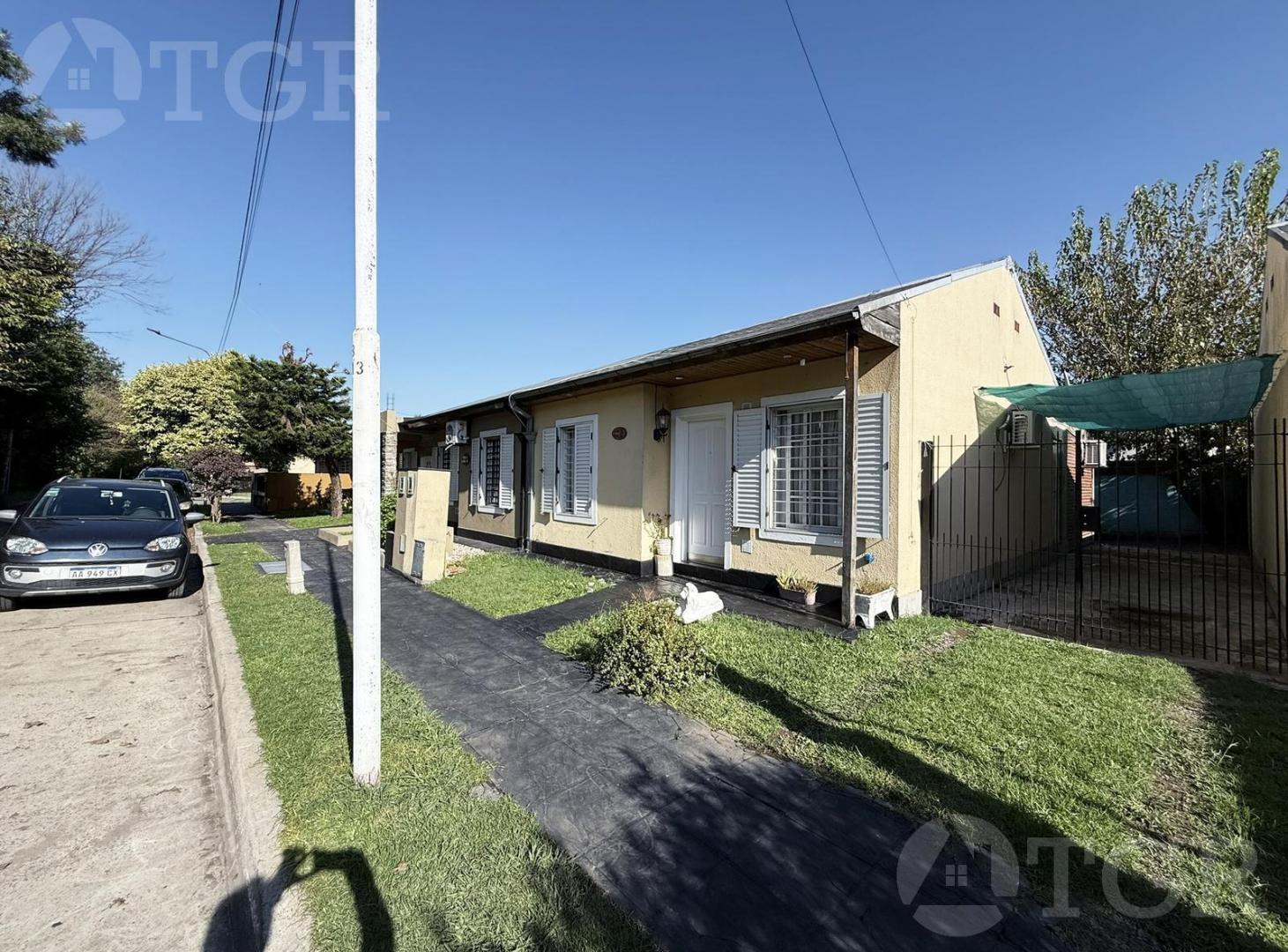 Casa con escritura, galeria y entrada para varios autos – Altos de Podestá