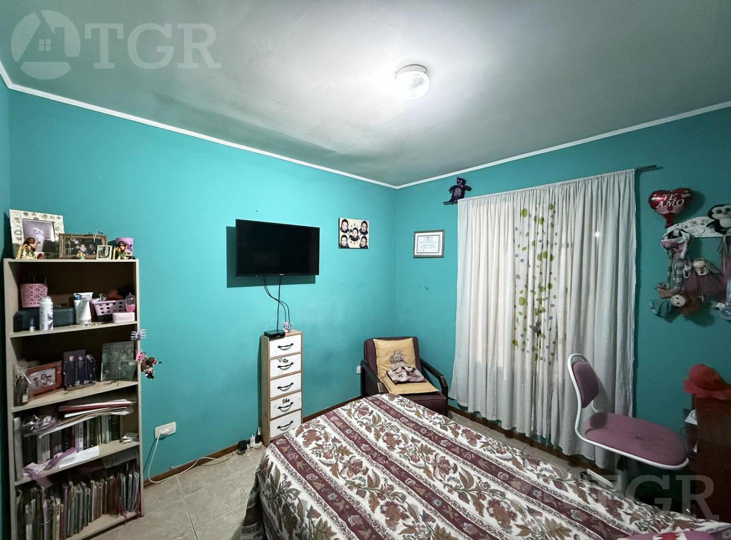 Casa con escritura, galeria y entrada para varios autos – Altos de Podestá