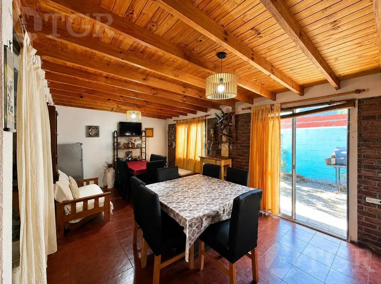 Casa con escritura, galeria y entrada para varios autos – Altos de Podestá 2