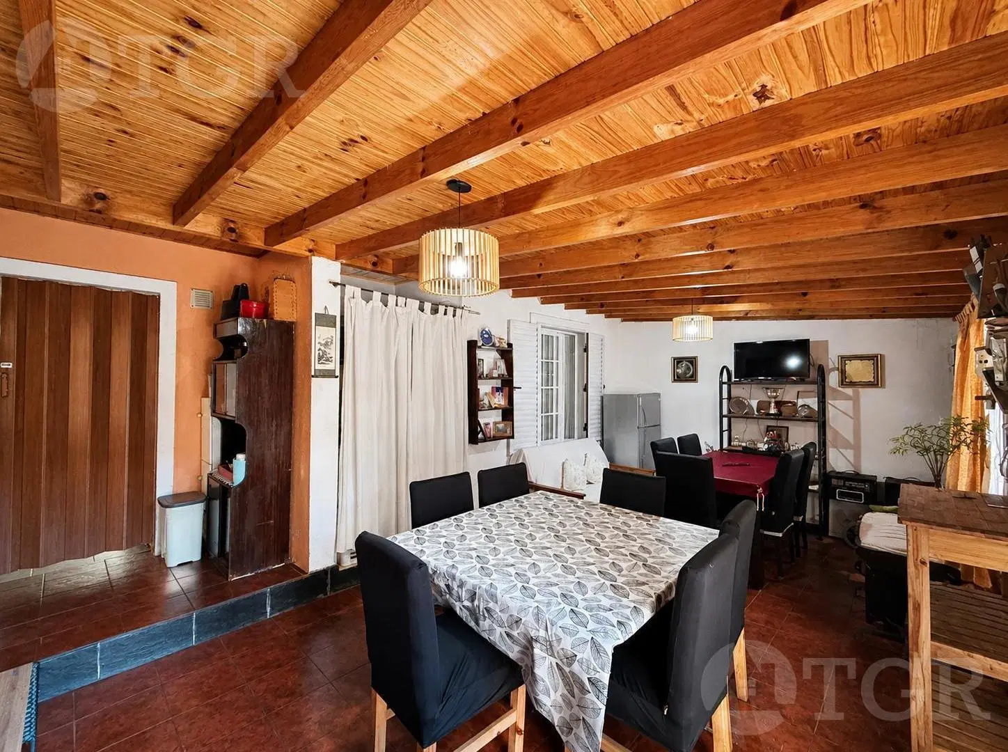 Casa con escritura, galeria y entrada para varios autos – Altos de Podestá 5