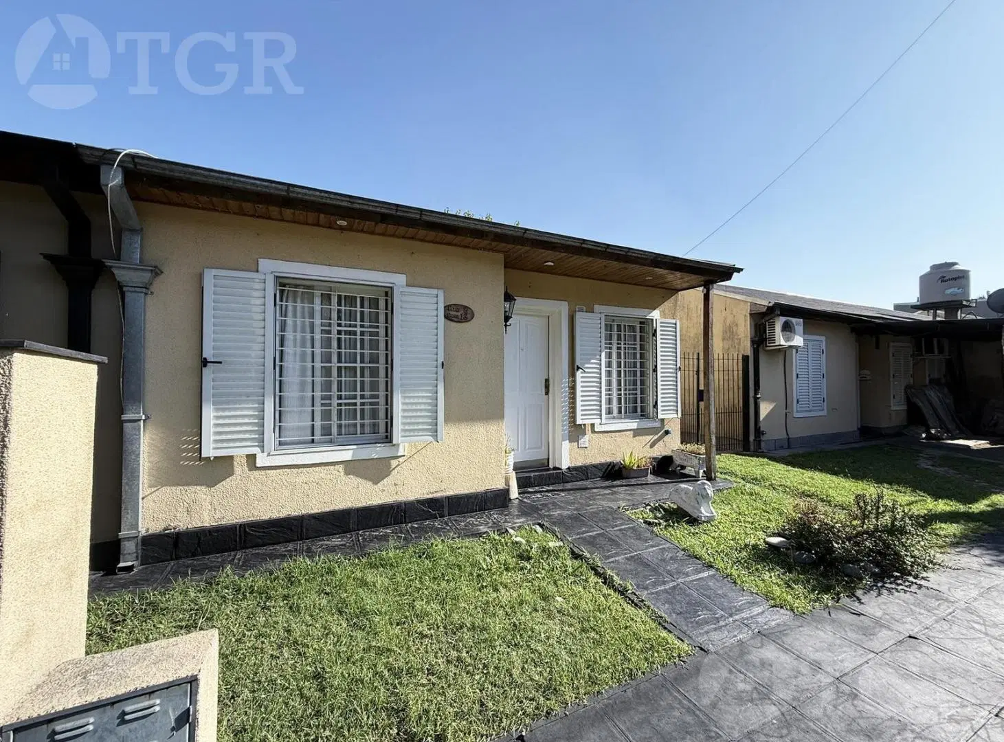 Casa con escritura, galeria y entrada para varios autos – Altos de Podestá 3