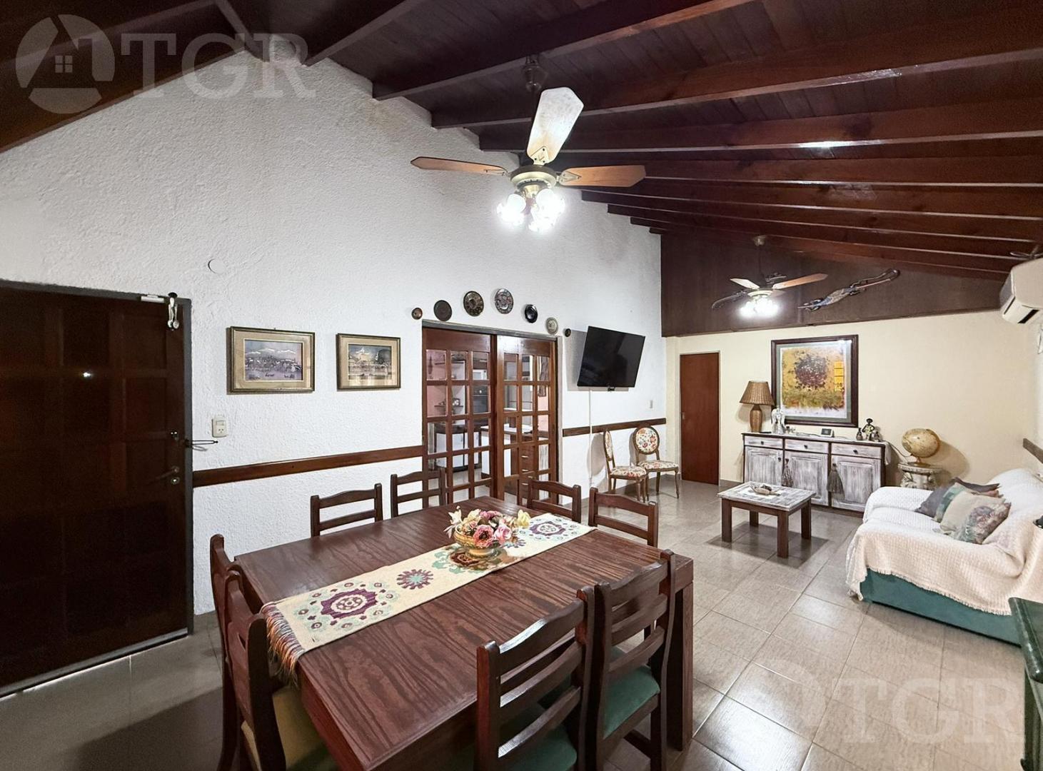 Casa en venta de 5 ambientes terreno propio en Castelar