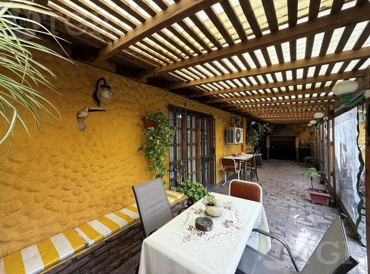 Casa en  venta de 5 ambientes terreno propio en Castelar 8