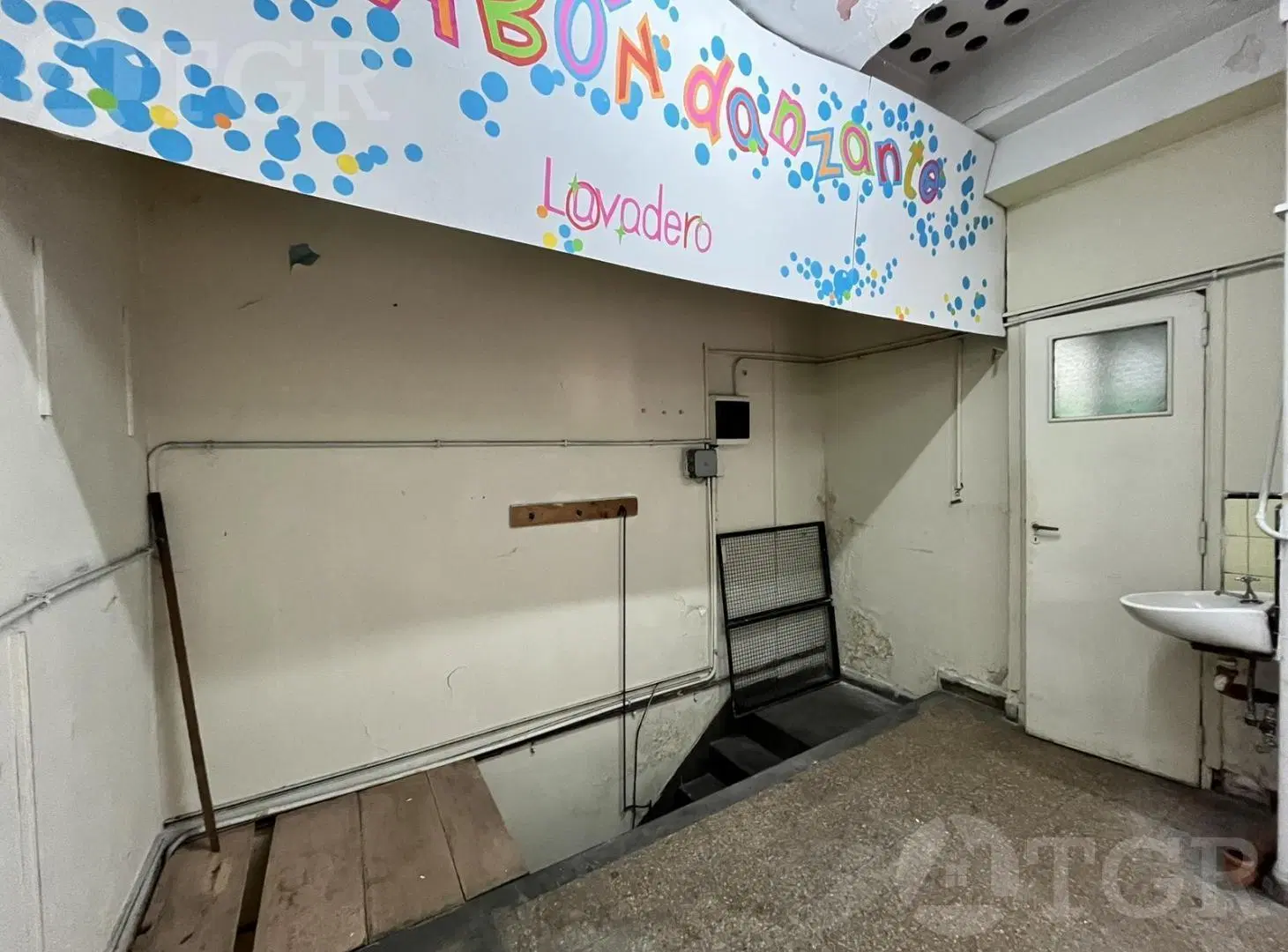 Venta Local Comercial en Barrio Monserrat, luminoso, amplio sotano, vitrina a la calle 4