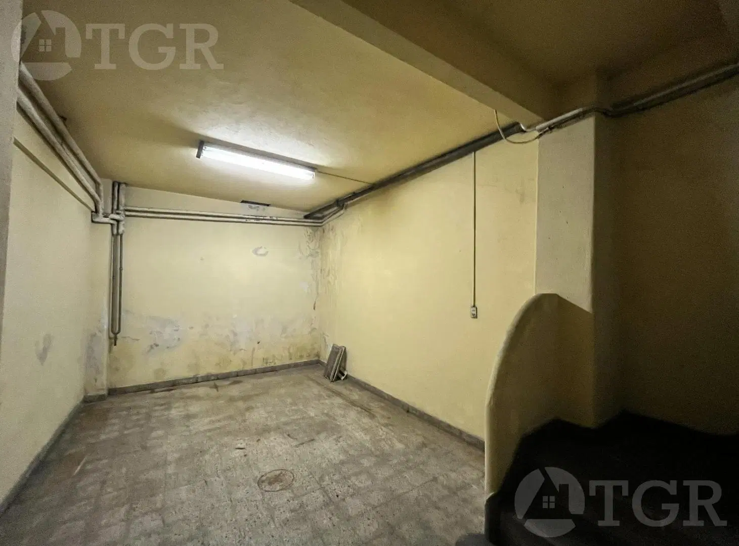 Venta Local Comercial en Barrio Monserrat, luminoso, amplio sotano, vitrina a la calle 3
