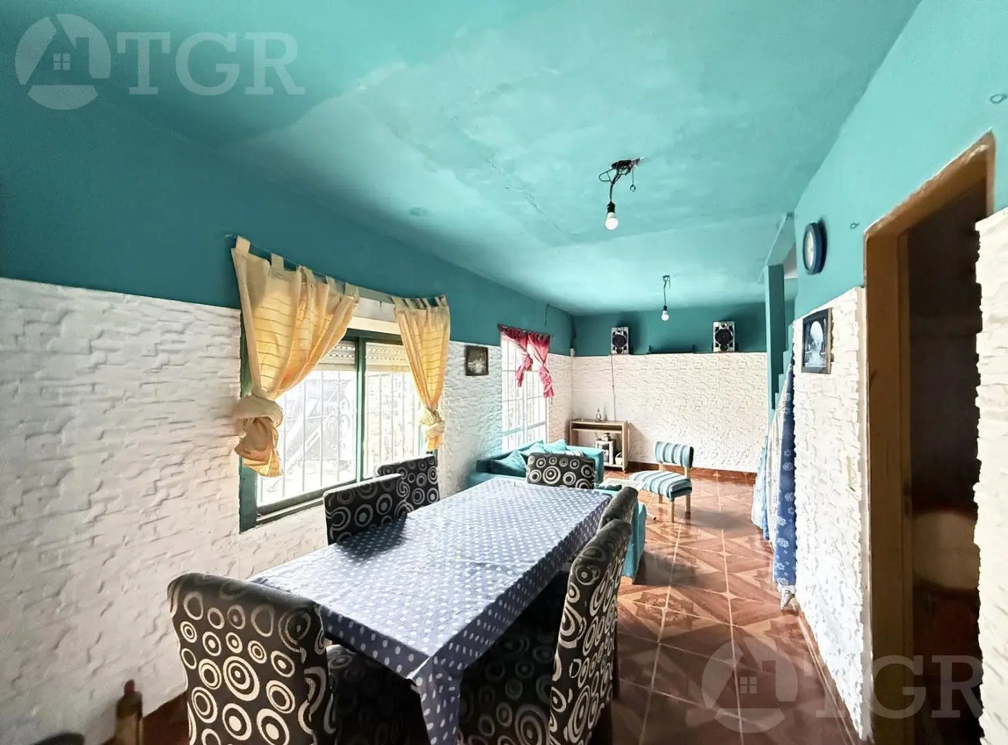 Dos Casas en venta en un lote propio en Temperley 2