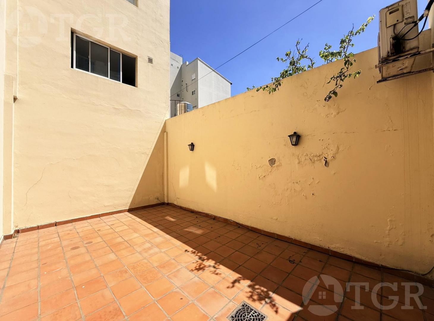 Departamento en venta 2 Ambientes en PB con Gran Patio - San Justo
