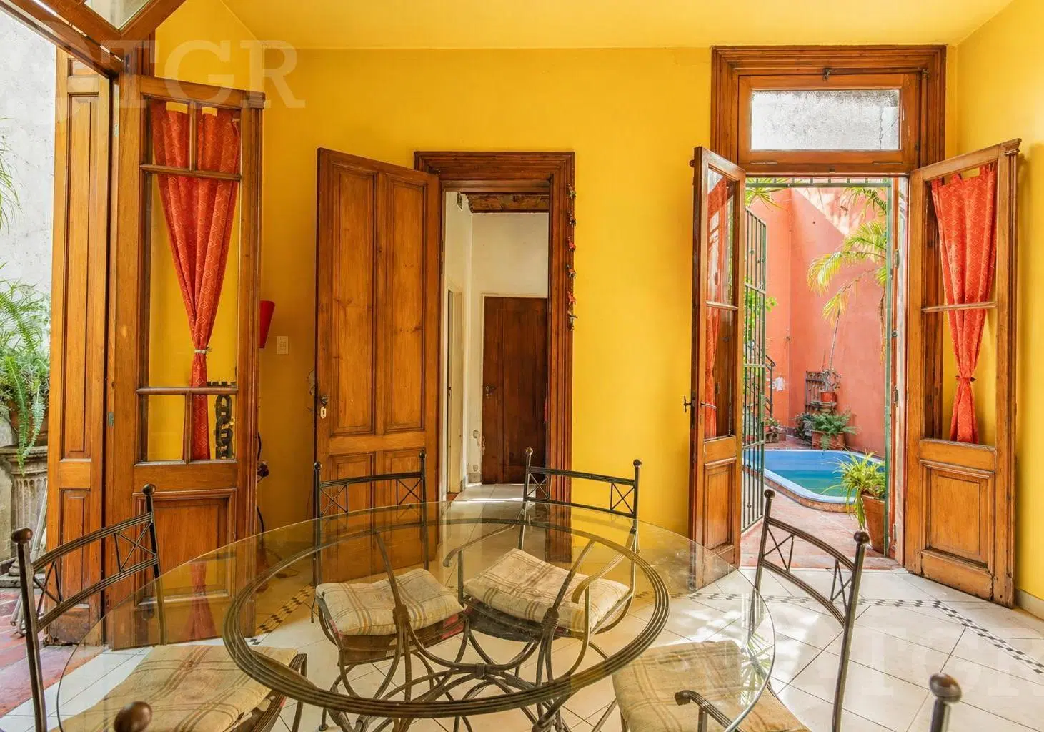 Casa de 5 ambientes con patio y pileta en Flores 3