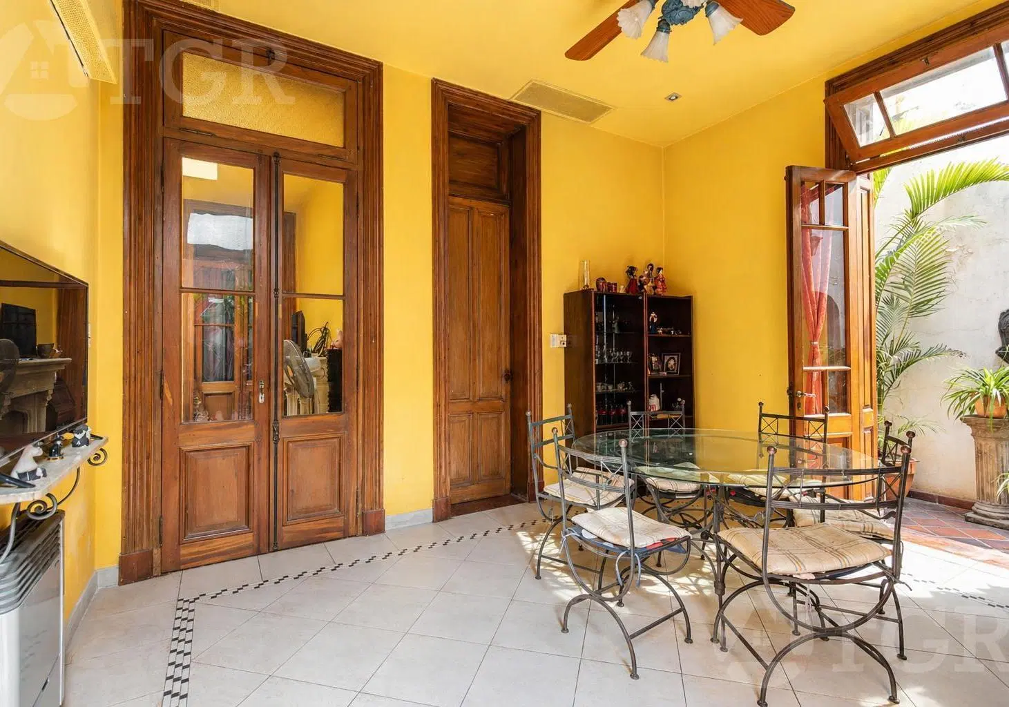 Casa de 5 ambientes con patio y pileta en Flores 5