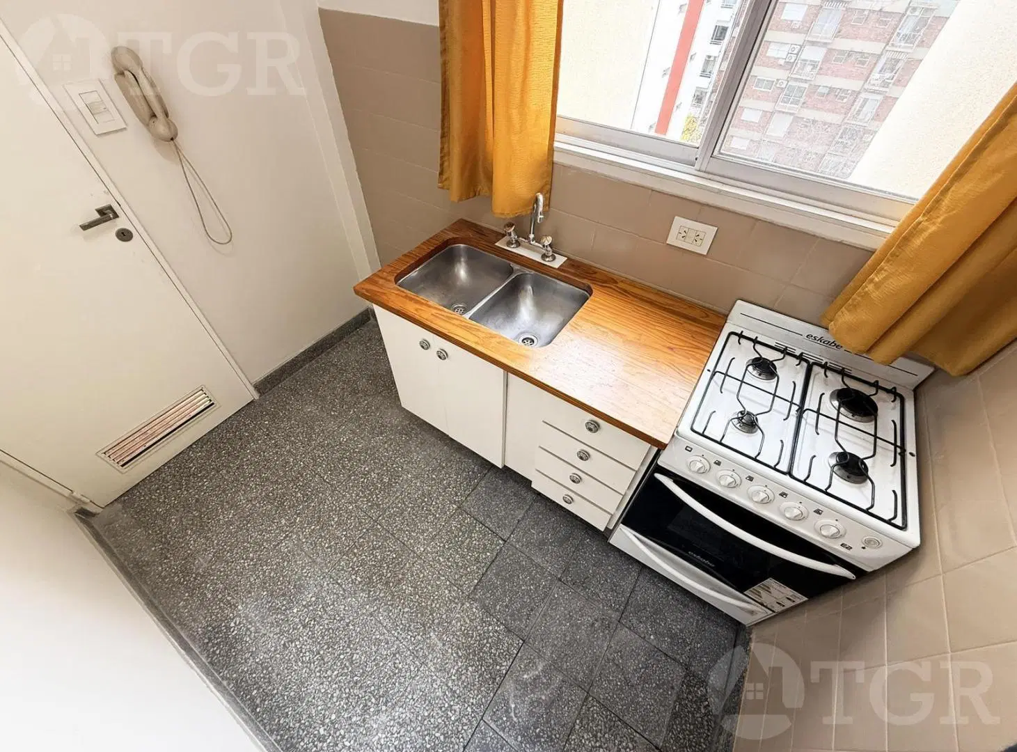 Alquiler Monoambiente en Núñez a metros de Cabildo, cocina y terraza. 5