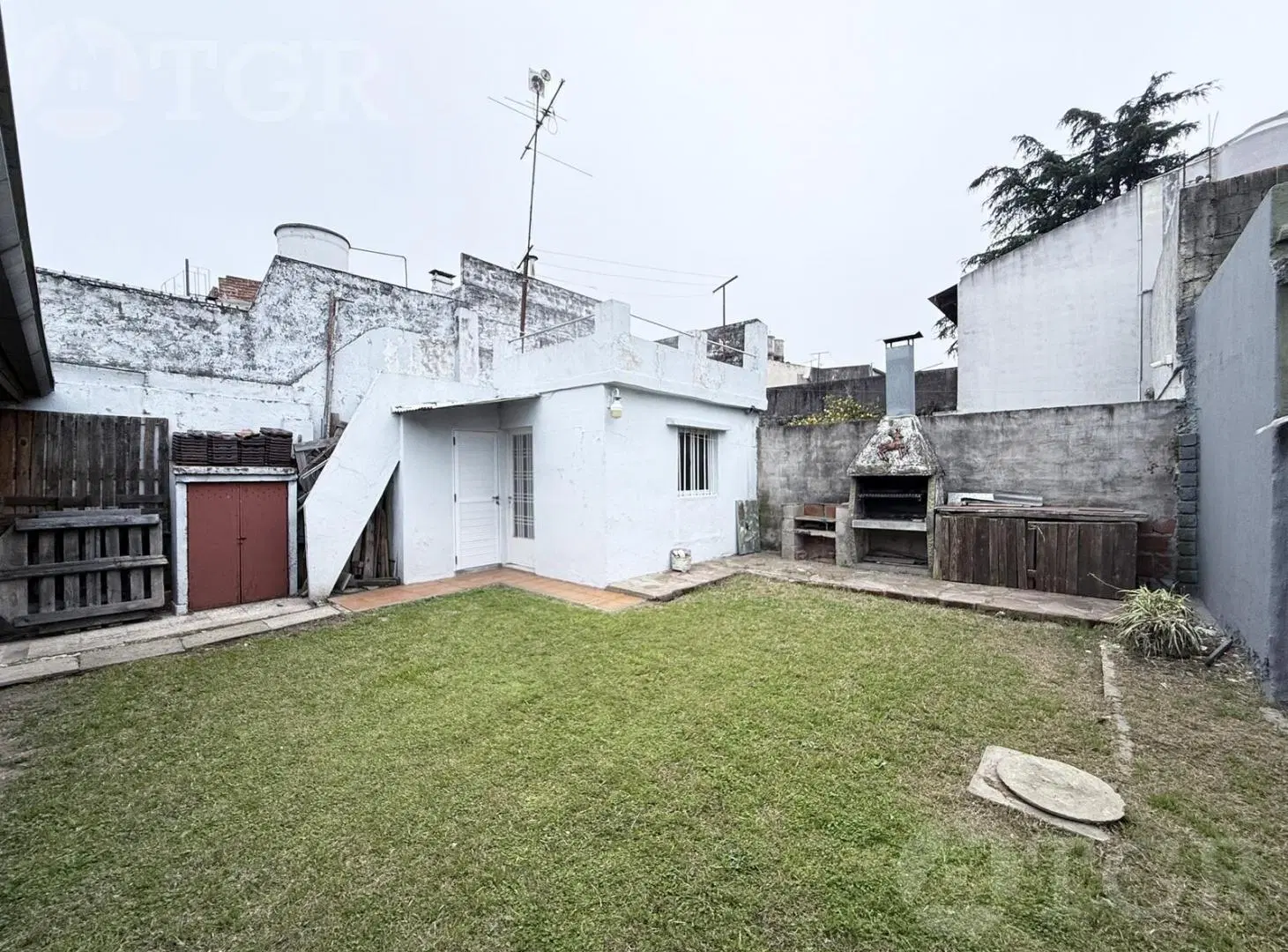 VENTA DE CASA 3 AMBIENTES. Con parrilla y garage. EN LOMAS DEL MIRADOR 4