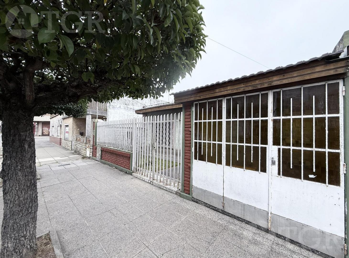VENTA DE CASA 3 AMBIENTES. Con parrilla y garage. EN LOMAS DEL MIRADOR